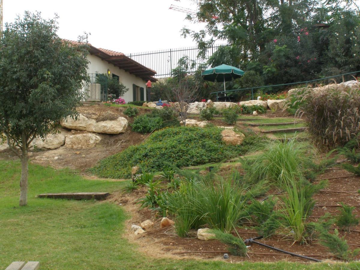 Hills Lodge *