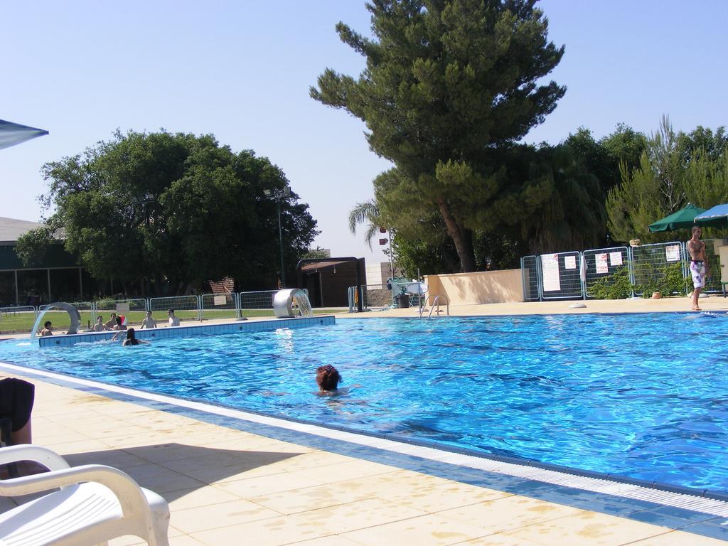 Hills Lodge *