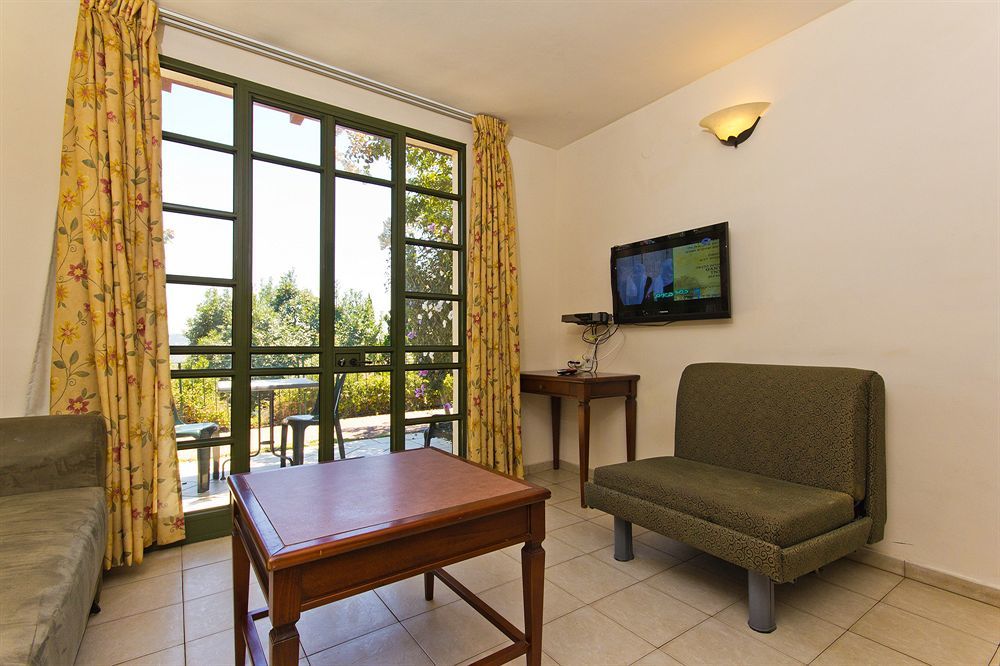Lodge Hills Shoresh
