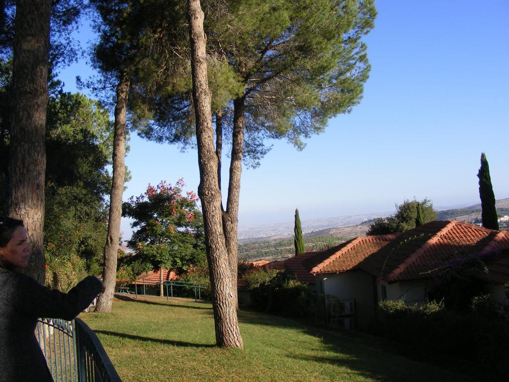 Hills Lodge *